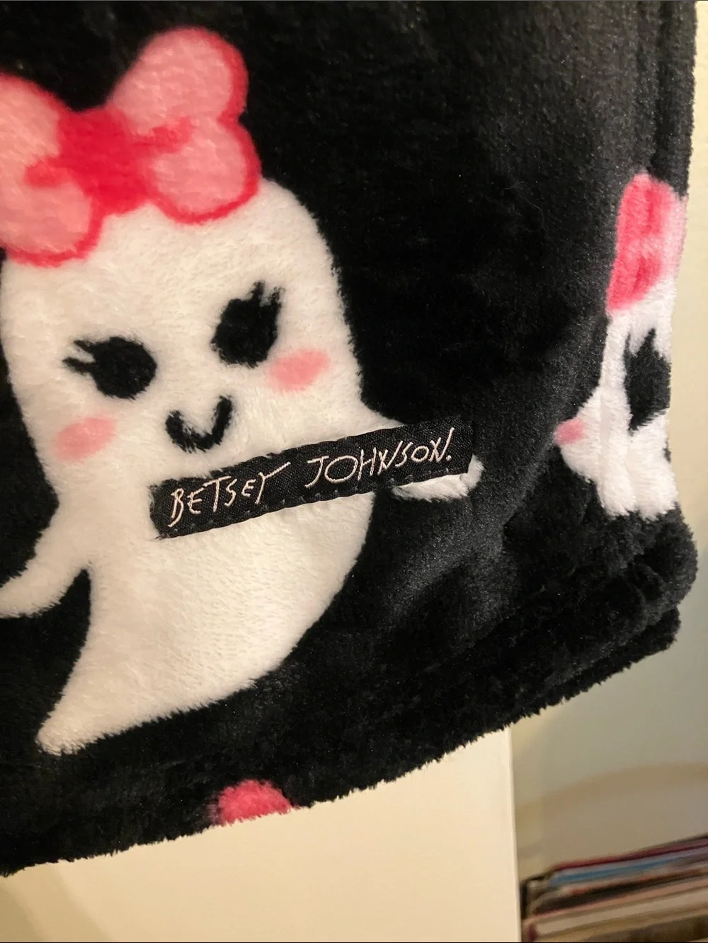 💋Betsey Johnson adorable Halloween plush throw blanket ghosts skulls lips NWT